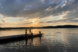 Schüler der Klasse 9 E/L der Dominikus Savio Schule auf Abschlussfahrt Baden im Sonnenuntergang