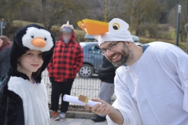 Schüler der Dominikus Savio Schule an Fasching im Pausenhof